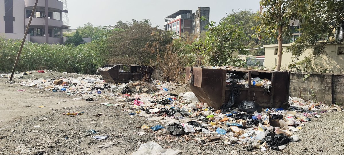 ValsadN's tweet photo. Near goods office Railway negligence of nagerpalika since 20 days for disposal of waste https://t.co/9oVm10BBfl