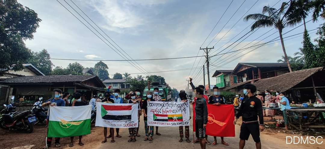 parmouk's tweet photo. Pro-democracy activists from Tanintharyi's Dawei staged anti-coup strike as usual and also showed solidarity to the oppressed people of Sudan.  Let's fight the dictatorship together for democracy. 🇸🇩🇲🇲  #Nov16Coup #SudanCoup #WhatsHappeningInMyanmar https://t.co/xnQlzHNMYw