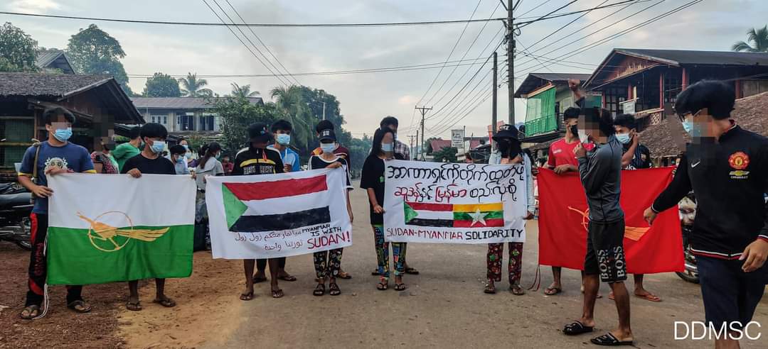 parmouk's tweet photo. Pro-democracy activists from Tanintharyi's Dawei staged anti-coup strike as usual and also showed solidarity to the oppressed people of Sudan.  Let's fight the dictatorship together for democracy. 🇸🇩🇲🇲  #Nov16Coup #SudanCoup #WhatsHappeningInMyanmar https://t.co/xnQlzHNMYw