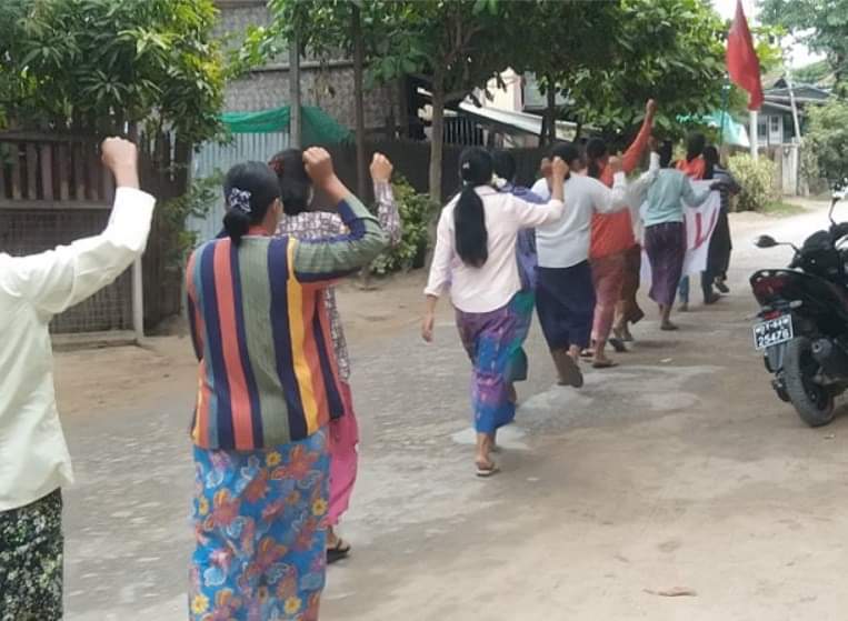 parmouk's tweet photo. An anti-coup revolutionary strike in a village from Sagaing's Shwebo and in support of @NUGMyanmar as a daily basis. 🪧  #Nov16Coup #TortureToDeathByJunta #WhatsHappeningInMyanmar https://t.co/Ysj7uXS477