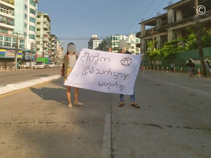parmouk's tweet photo. An anti-coup revolutionary guerrilla strike in Yangon's Mingalar-Taungnyunt Tsp. 🪧  #Nov16Coup #TortureToDeathByJunta #WhatsHappeningInMyanmar https://t.co/gwLnK0ZEbK