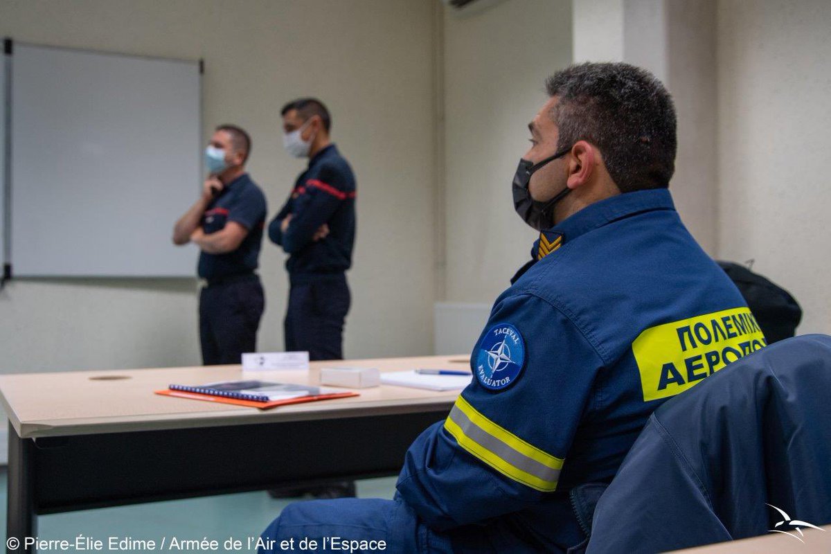 PompierAir's tweet photo. [#cooperation 🇫🇷🇬🇷] Le #CFTSAA accueille depuis hier matin 04 pompiers de l’armée de l’Air grecque. Présents pendant 03 semaines, ces soldats du feu vont acquérir les techniques du sauvetage aéronautique sur avion Rafale. #AvGeek #rafale #dassault #pompiers #trainning #formation https://t.co/HkkIYCnThP