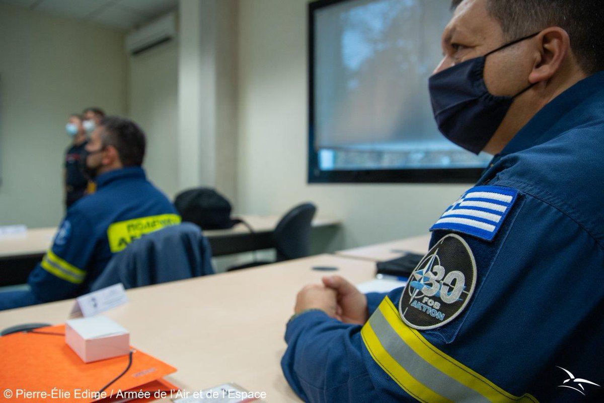 PompierAir's tweet photo. [#cooperation 🇫🇷🇬🇷] Le #CFTSAA accueille depuis hier matin 04 pompiers de l’armée de l’Air grecque. Présents pendant 03 semaines, ces soldats du feu vont acquérir les techniques du sauvetage aéronautique sur avion Rafale. #AvGeek #rafale #dassault #pompiers #trainning #formation https://t.co/HkkIYCnThP