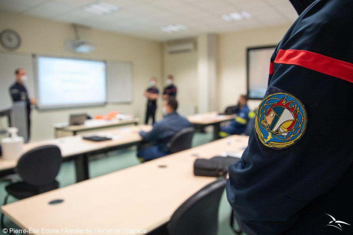PompierAir's tweet photo. [#cooperation 🇫🇷🇬🇷] Le #CFTSAA accueille depuis hier matin 04 pompiers de l’armée de l’Air grecque. Présents pendant 03 semaines, ces soldats du feu vont acquérir les techniques du sauvetage aéronautique sur avion Rafale. #AvGeek #rafale #dassault #pompiers #trainning #formation https://t.co/HkkIYCnThP