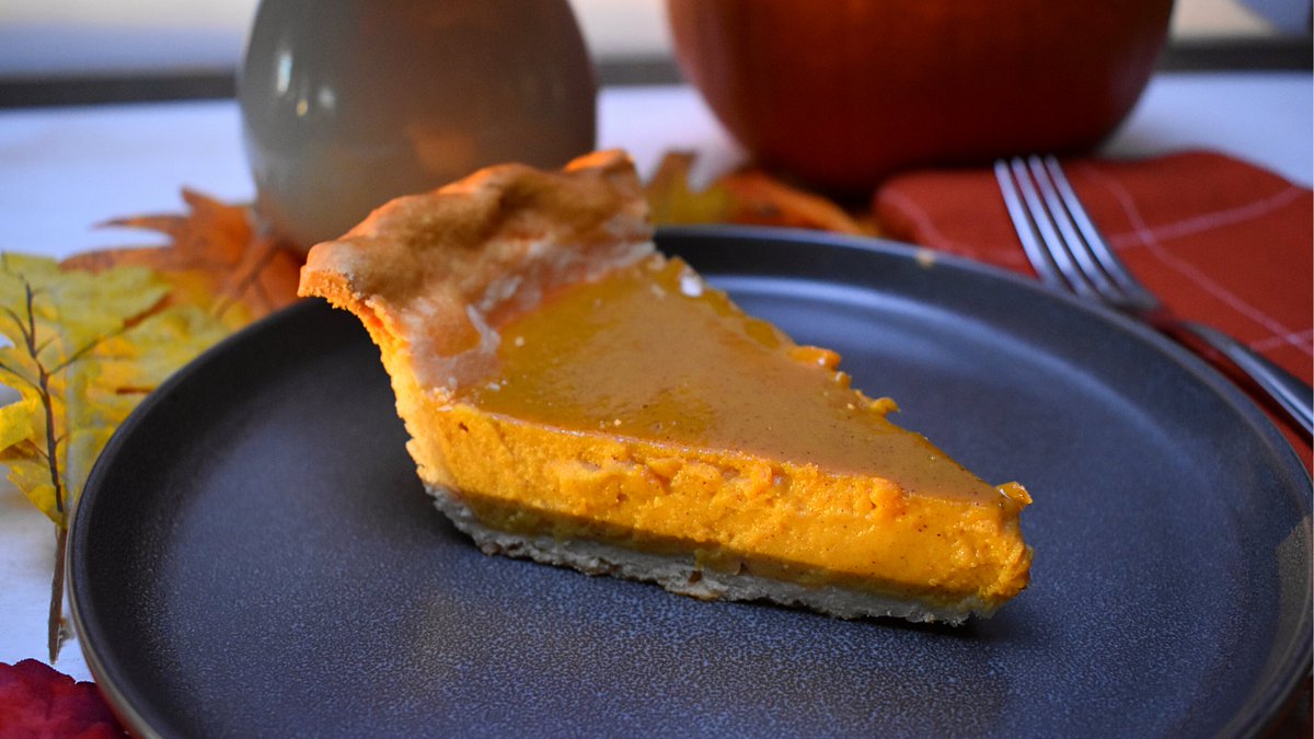 kitchenandvibes's tweet photo. The Holidays are finally here! For this Thanksgiving, I'd like to share a delicious Pumpkin Pie recipe. It's the time of year to be around our loved ones and eat delicious food. Uploading real soon!🍁 #thanksgiving #pumpkinpie https://t.co/Y7A4uHRC3P