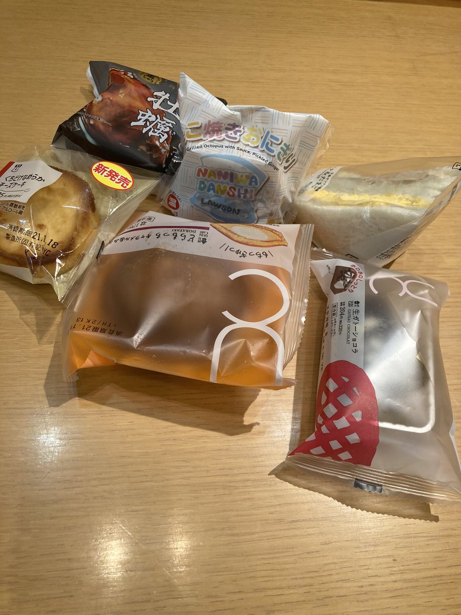 BossHancock's tweet photo. お弁当🍱一個食べた後にこれ食べようとしてるキチガイがいる。これプラス今もうおにぎり一個食べてます。その細い体のどこに入ってるんだよ💢
すみこ！負けんで！w
#人間て不公平 https://t.co/yVrYjxOn84