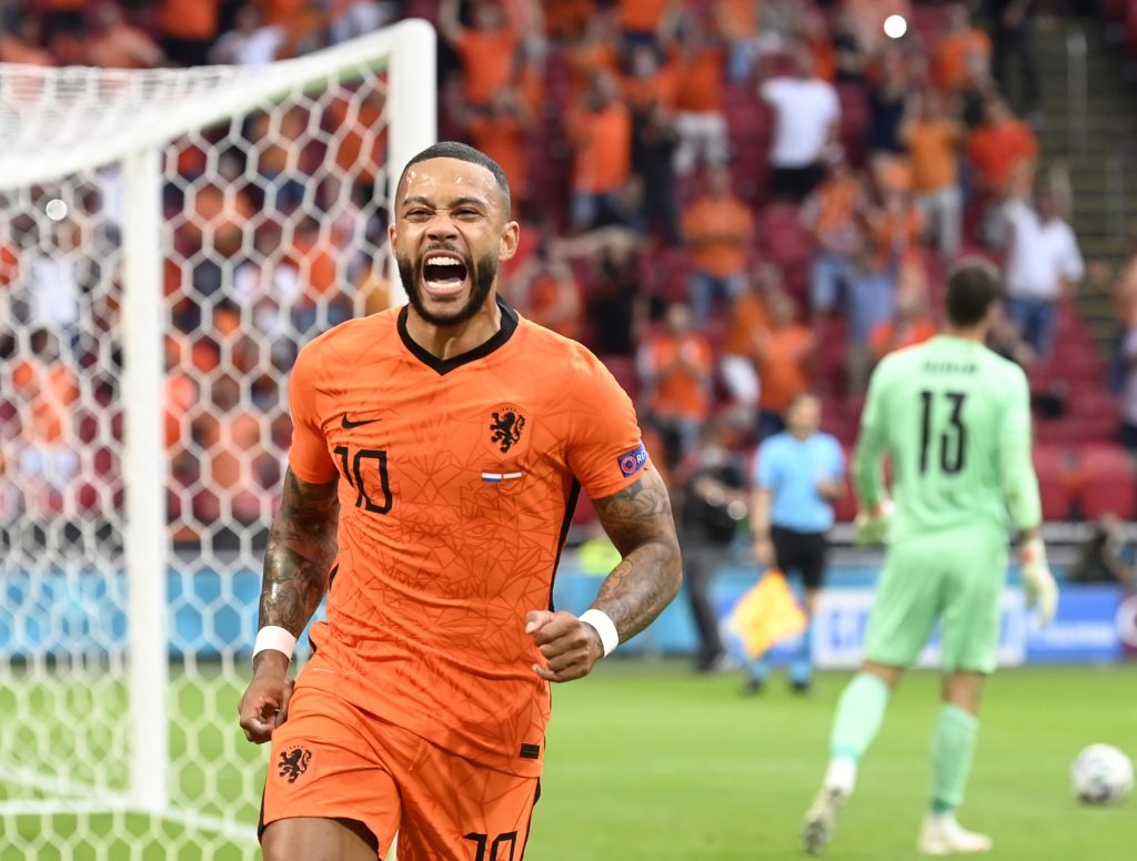 MysteryUnitedEU's tweet photo. Plaatst #Oranje zich voor het #WK2022 vanavond? 🏆🇳🇱 Dan geven wij een #mysteryvoetbalshirt weg! 👕

Doe jij mee?
✅ Volg @MysteryUnitedNL 
🔄 Retweet

Direct bestellen? ▶️ https://t.co/NtayvqTwDM
Veel succes! 🦁🟠 #NEDNOR https://t.co/QHlYwn9une