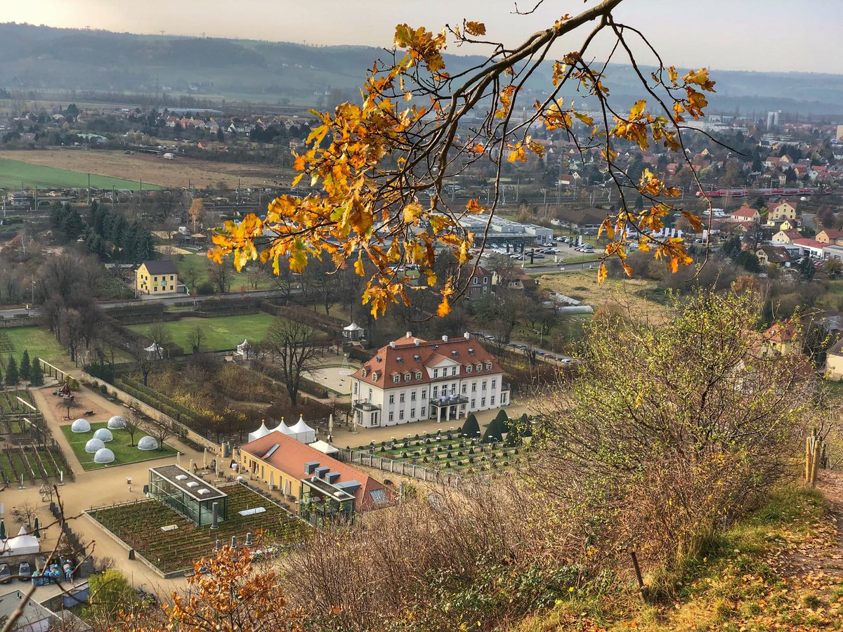 Hochtouren's tweet photo. weiter gehts nach #Radebeul in die Weinberge mit Blick auf das Staatsweingut #Wackerbarth, jetzt schon 9°C #Weinbau #Jacobstein https://t.co/5MaIyDsgCJ