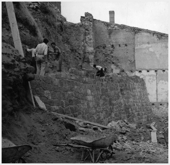 ahlleida's tweet photo. Avui, el 1938, es donava per finalitzada la #BatalladelEbre, encara continuaria actiu uns mesos el #frontdelSegre, i la mort, la desfeta i la presó continuaria durant anys
#fonsRegionsDevastades
#FemMemòria 
#xac
@patrimonigencat https://t.co/4IALUbOlU4