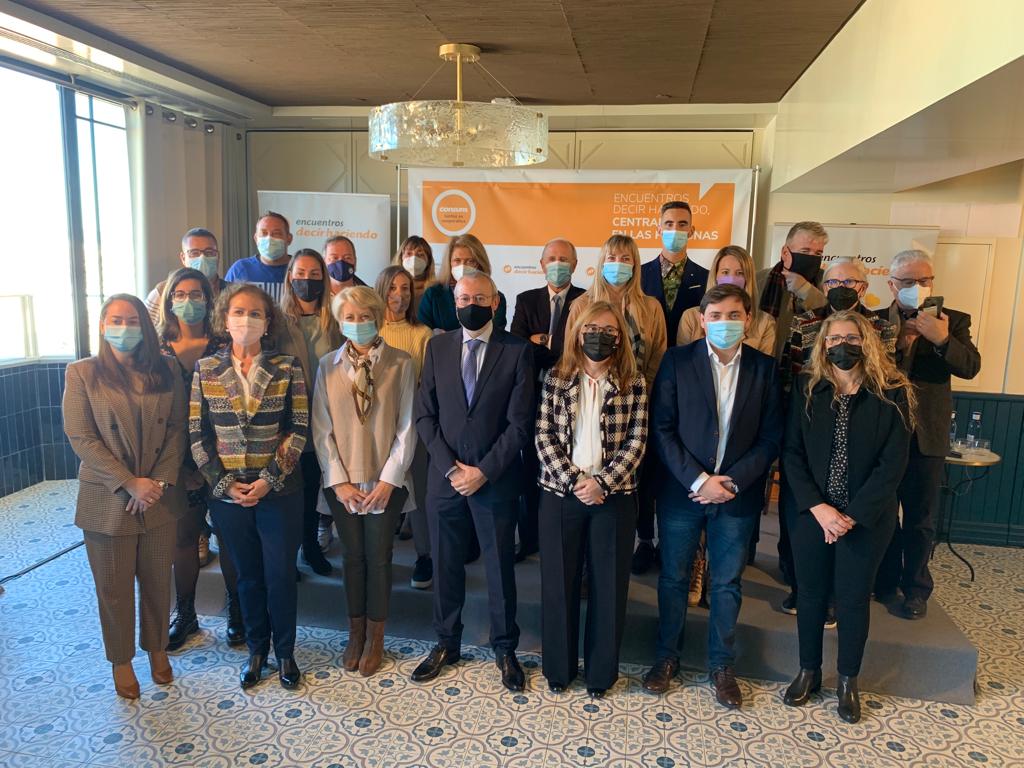 Consum's tweet photo. Gracias a todas las entidades que participan en nuestro Programa Profit. Hoy cerramos el Encuentro #DecirHaciendoSolidaridad con una pequeña representación de todas ellas. GRACIAS🧡
#JuntosEsCooperativa https://t.co/hgsQdxVZvZ