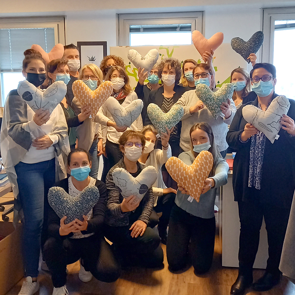 Cpam35's tweet photo. Les collaborateurs de la @Cpam35 se mobilisent pour participer au défi solidaire organisé au sein de l'organisme : confectionner des coussins cœur et des sacs à redon pour les personnes atteintes d’un #CancerDuSein ▶ https://t.co/12S9hWpSV8
#Solidarité #FiersDeProtéger #RSO https://t.co/JCoeQkbBlI