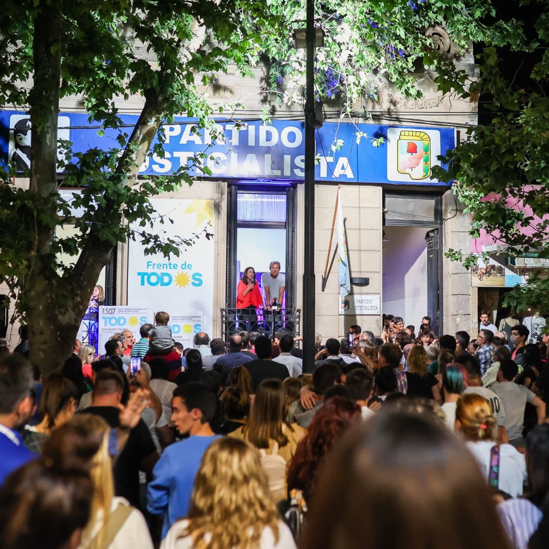 toqui11's tweet photo. Emocionante noche en la historica casa del Partido Justicialista luego de la jornada electoral!!! Gracias a los militantes que trabajaron codo a codo con quienes integramos la lista!!! Gracias a todos los vecinos que nos acompañaron con su voto!!! https://t.co/Xo1ILF4Ndm