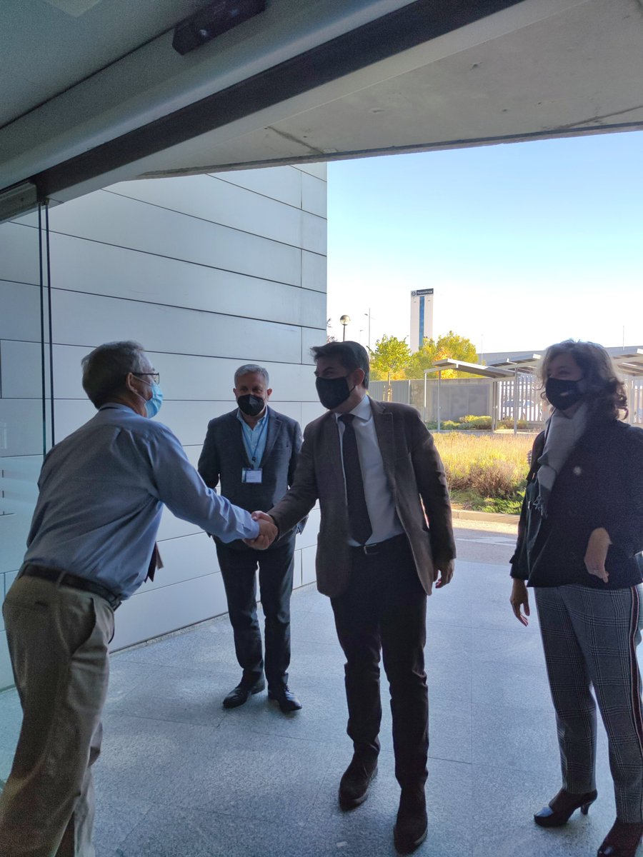 IMDEA_Energia's tweet photo. 📸 Este martes nos han visitado @firoba y @AnaCRnano, Viceconsejero y Directora General de Ciencia e Innovación de la @ComunidadMadrid, para conocer mejor el proyecto #SUNtoLIQUID premiado con el @energyglobe y otras líneas de investigación y retos del instituto. https://t.co/jpt2iCjH7w