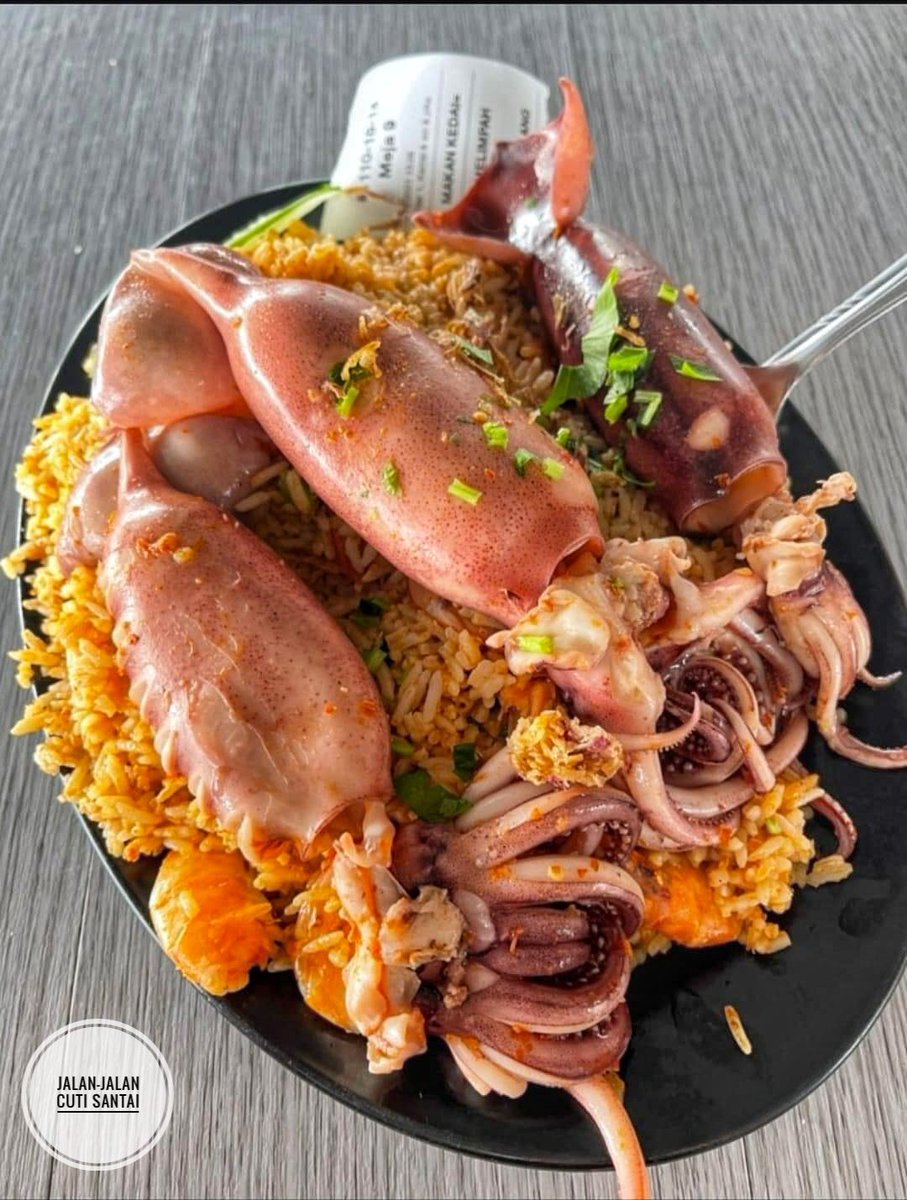 MalaysianFoods's tweet photo. Nasi Goreng Melimpah- limpah dengan selambak Udang dan sotong..Memang berbaloi sepinggan boleh makan 2-3 orang..

Memang Rancak habisss. 

Ini kali ketiga repeat makan dekat sini..

📍Nasi Goreng Melimpah Viral, sekinchan, selangor https://t.co/JBqHgjNj6O