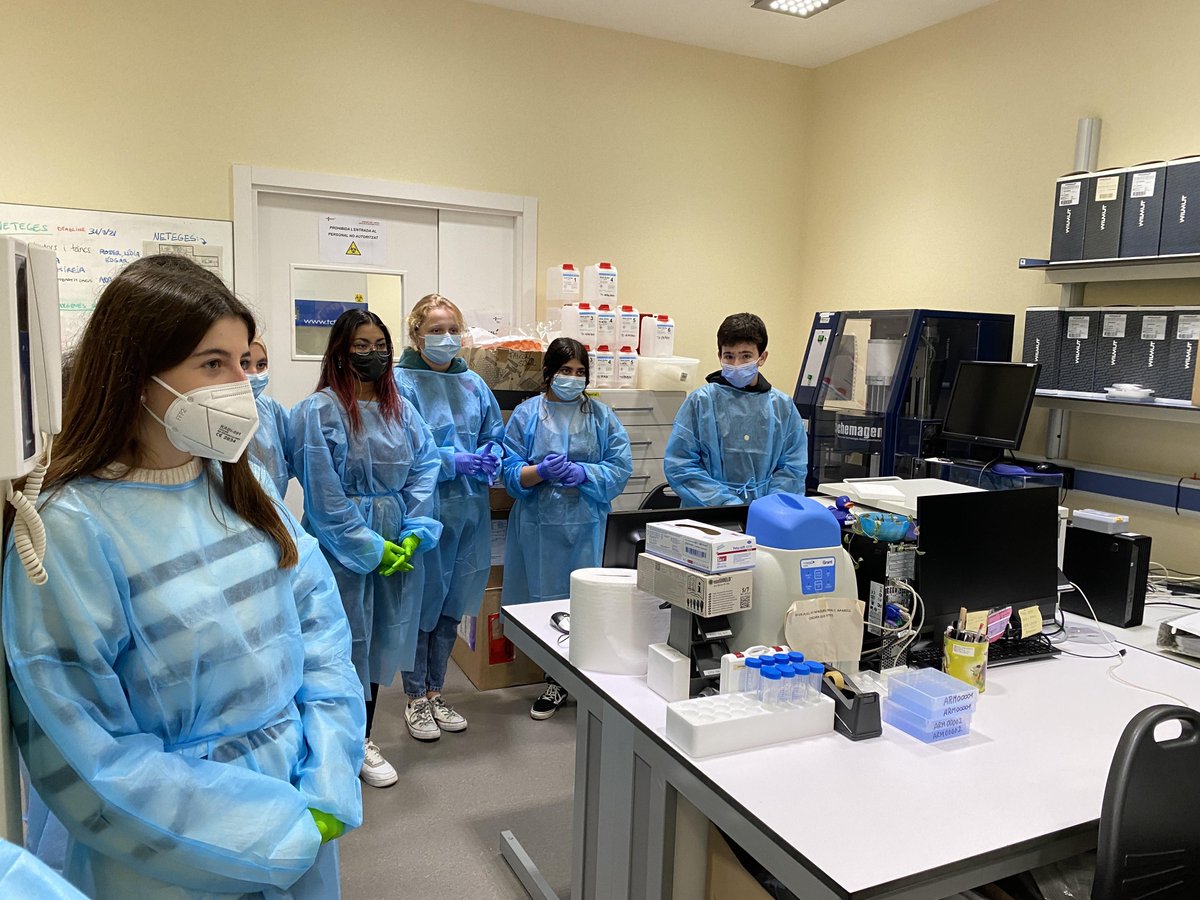 InsPereRibot's tweet photo. Científics/ques 🥼per un matí al taller #GeneracióCiència de l’@idibaps: #PCR 🧬, #electroforesi i un escape room sobre el covid banc 🦠!
Som-hi! @SSTTMVO @CRP_baixmaresme @vilassarradio @VilassardeMar @jadsuar2 https://t.co/YnznPPZrwI