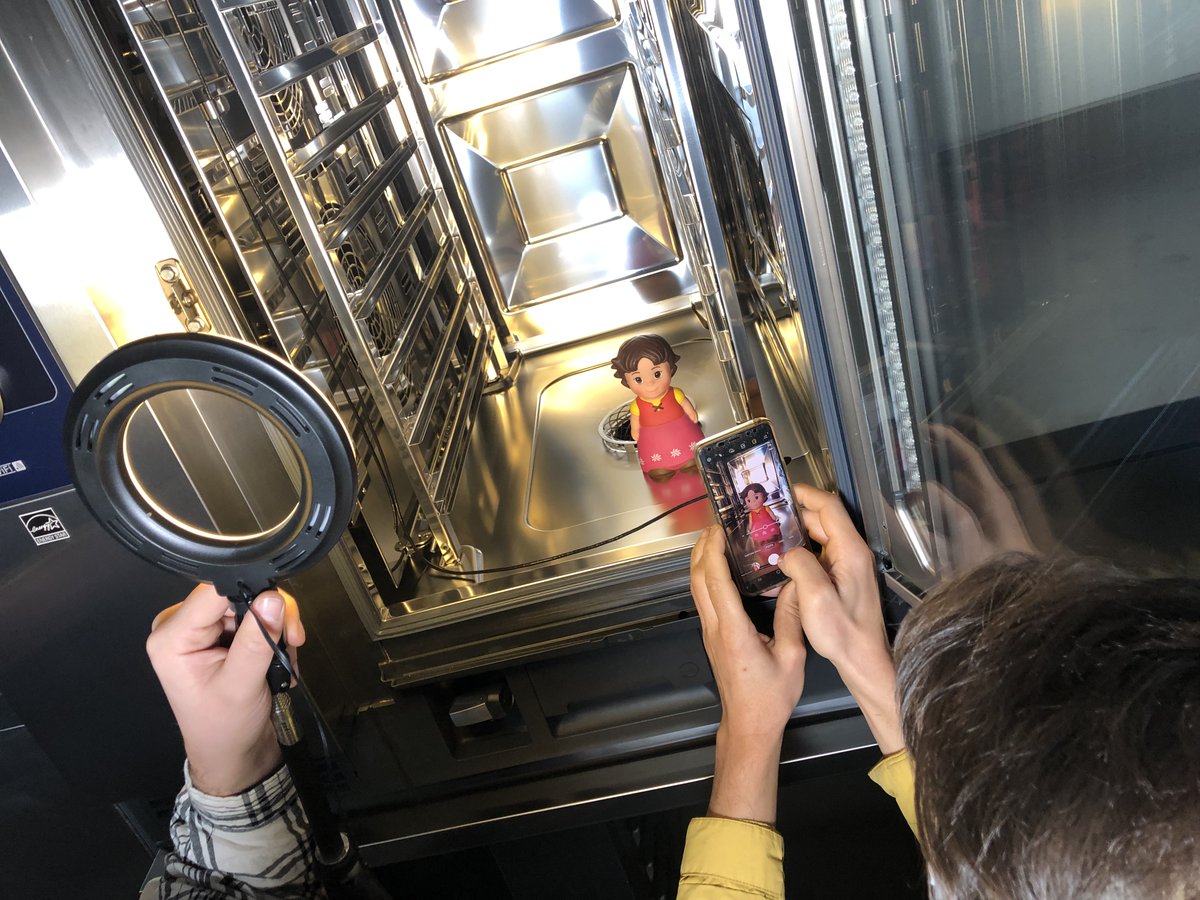 P_OsoRiodieGueZ's tweet photo. ¿Heidi o #JuegoDelCalamar? En el @CarlosOrozaCIFP el reto era hacer un taller de fotografía en #CajaDeLuz... y como nos vimos tan sueltos, nos marcamos un #GetOutOfTheBox!! #Creatividad #TalleresMolones #AulaDeEmprendemento #PatronesDeLuz #PíldorasDigitales #AprenderHaciendo https://t.co/cK5kUxunZ0
