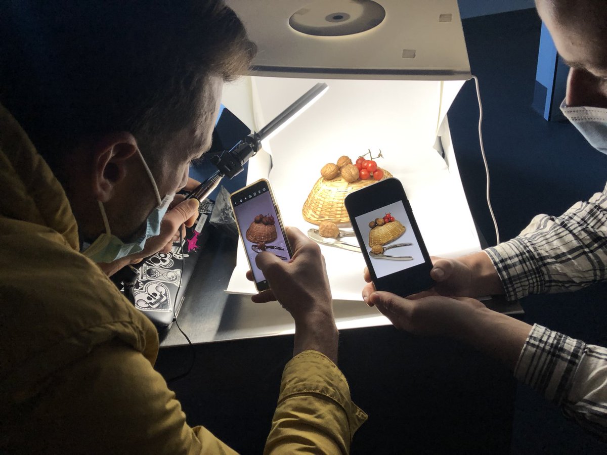 P_OsoRiodieGueZ's tweet photo. ¿Heidi o #JuegoDelCalamar? En el @CarlosOrozaCIFP el reto era hacer un taller de fotografía en #CajaDeLuz... y como nos vimos tan sueltos, nos marcamos un #GetOutOfTheBox!! #Creatividad #TalleresMolones #AulaDeEmprendemento #PatronesDeLuz #PíldorasDigitales #AprenderHaciendo https://t.co/cK5kUxunZ0