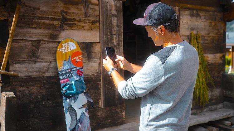 PresseLib's tweet image. Le matos de sport de glisse d'occasion, c'est possible avec #Everide ! 🎿  🌱

Le #snowboarder @xavierdelerue s'engage auprès de l'application 👉 bit.ly/3osiWbY

#secondemain