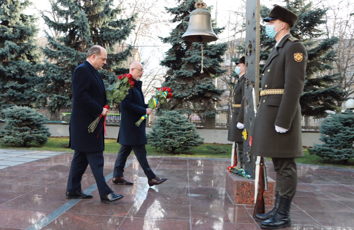 DefenceU's tweet photo. Розпочався візит до України Державного секретаря з питань оборони Великої Британії. Бен Воллес та Олексій Резніков вшанували пам'ять загиблих Українських Героїв ➡️ https://t.co/EnkEAHhiYK https://t.co/hXX18nesgb
