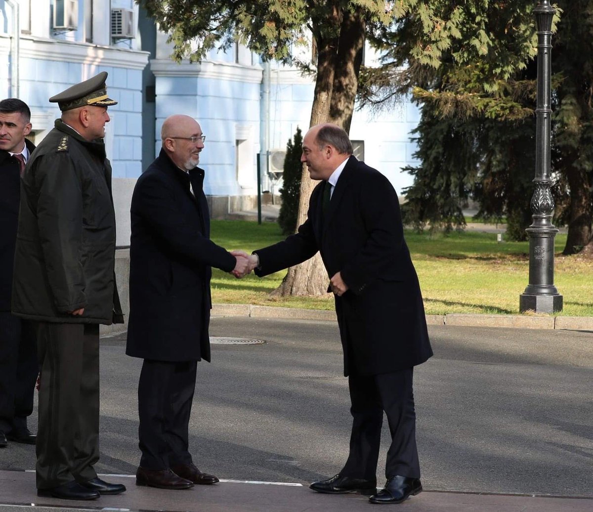 DefenceU's tweet photo. Розпочався візит до України Державного секретаря з питань оборони Великої Британії. Бен Воллес та Олексій Резніков вшанували пам'ять загиблих Українських Героїв ➡️ https://t.co/EnkEAHhiYK https://t.co/hXX18nesgb