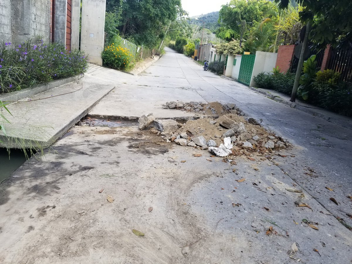 cc_altmonterrey's tweet photo. .@HidroCapital2 @harolclemente @minaguasoficial @cmdbaruta @AlcaldiaBaruta calle La Vieja de Altos de Monterrey afectada x aguas servidas 88 familias afectadas. Se necesita el vactor x favor https://t.co/65QsshTOAm