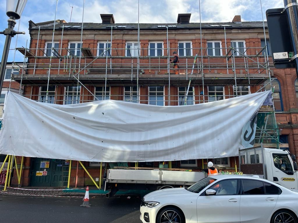 TheJointworksJQ's tweet image. Going, going, gone!

With the roof and chimney restorations all complete it&apos;s finally time for the scaffolding to come down 👏

We also have some really exciting news about our memberships coming very soon so keep your eyes peeled!
#jewelleryquarter #coworking #openingspring2020