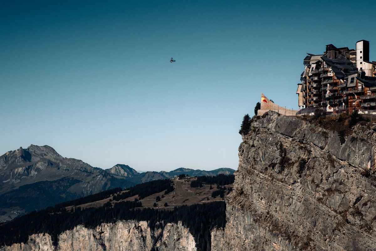 Avoriaz1800's tweet photo. [Vers l'infini et au-delà 💫]
Dommage que @Thom_astro 👨‍🚀soit parti de l'ISS, il aurait pu faire un check à @TomPagesFMX 🚀
🦅@RedBullFrance 
📸: @AntoineTruchet

#tompages #fmx #avoriaz #enmodeavion https://t.co/BonfyiJgeD