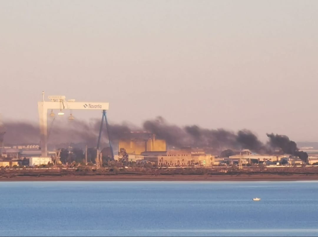 PortuariosBCN's tweet photo. 🔴 Hoy ha empezado la HUELGA INDEFINIDA de los trabajadores del metal en Cádiz tras el bloqueo en las negociaciones por un Convenio Colectivo justo. Así amanecía el sector industrial. https://t.co/y2jnf6b3bw