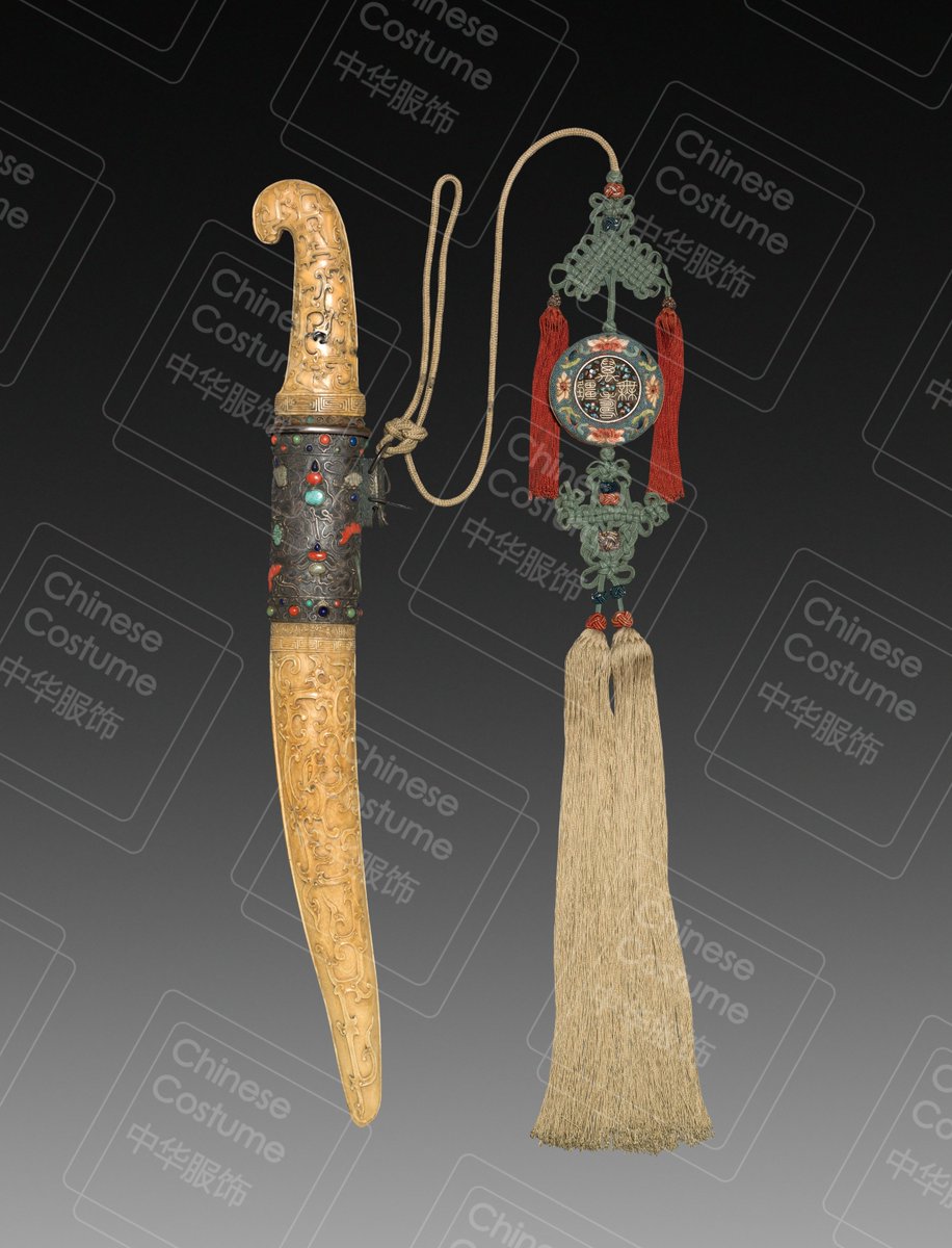 Small Sword
Qing dynasty (1644-1911)
Metal blade, carved ivory handle with gem inserts
Cleveland Museum of Art 

#中华服饰
#汉服
#Chinese_hanfu_challenge 
#ChineseCostume
#ChineseArt