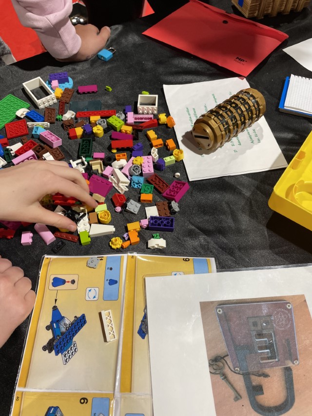 L'alumnat de 3r i 4t de Can Record ha encetat la Setmana de la Ciència (15-19 de novembre) amb un escape room i continuarà amb 1r i 2n. Els equips de científics i científiques han desplegat totes les seves habilitats per dur a terme la missió assignada i ha estat tot un èxit!