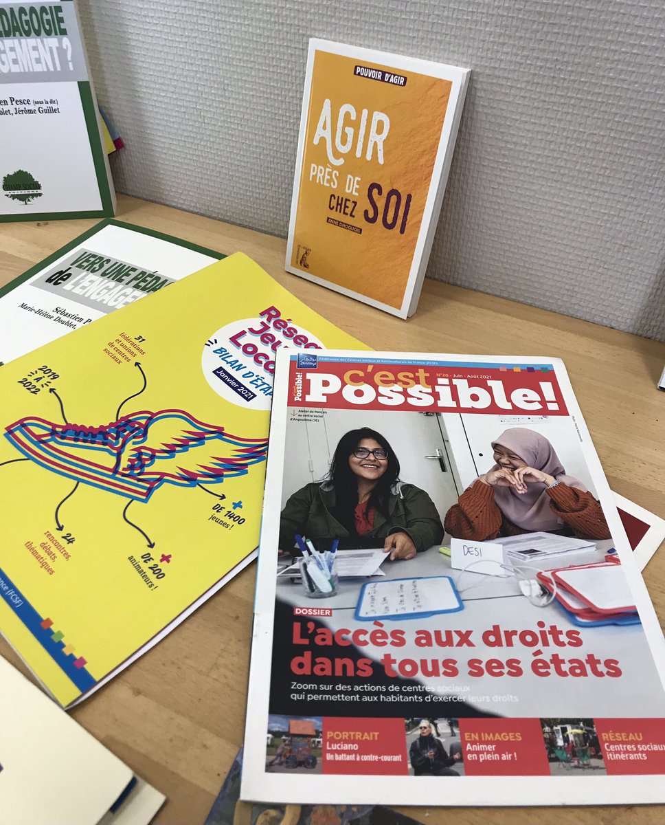 Ma collaboration avec les #centresociaux résumée en une photo… Un livre, un livret sur les #réseauxjeunes et le magazine de la Fédé nationale. <a href="/centresociaux/">Fédération des Centres Sociaux de France (FCSF)</a>
