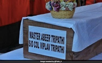 NewsHelpline1's tweet photo. "Heaviest Coffin": Grief Over Killing Of Colonel's Son, 8, In Manipur
@PMOIndia @CMO_Odisha @CMOKerala @CMOMaharashtra 
#manipur #ManipurAttack #ManipurTerrorAttack https://t.co/Jb12zduHAo