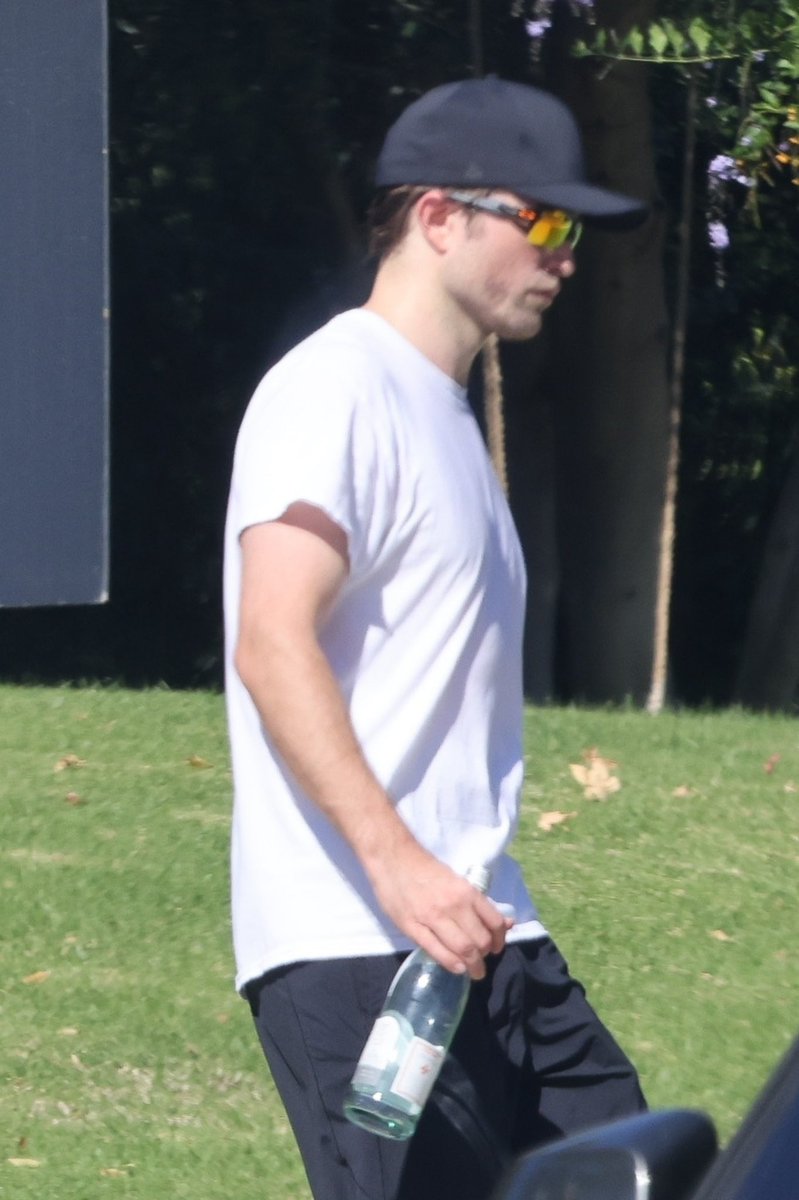 RobPattzFR's tweet photo. [Sortie] Rob a été aperçu quittant son cours de tennis à Los Angeles. [15.11.21]

Source : Thanks to @pattinsonphotos for the pictures ☺️ https://t.co/vx7mBu6r1g