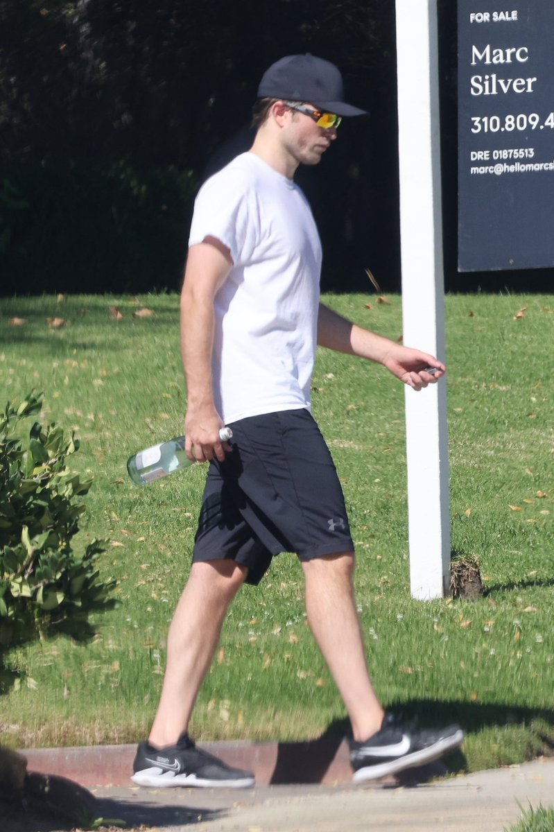 RobPattzFR's tweet photo. [Sortie] Rob a été aperçu quittant son cours de tennis à Los Angeles. [15.11.21]

Source : Thanks to @pattinsonphotos for the pictures ☺️ https://t.co/vx7mBu6r1g