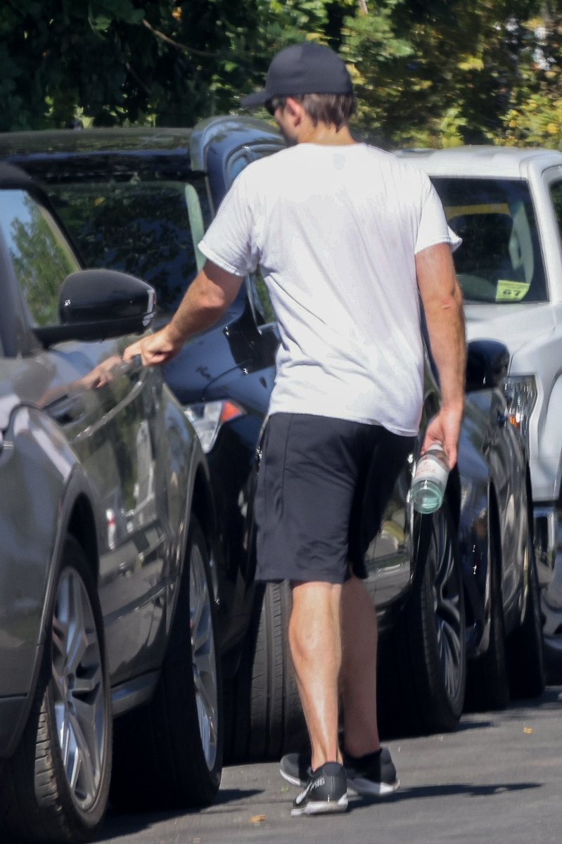 RobPattzFR's tweet photo. [Sortie] Rob a été aperçu quittant son cours de tennis à Los Angeles. [15.11.21]

Source : Thanks to @pattinsonphotos for the pictures ☺️ https://t.co/vx7mBu6r1g