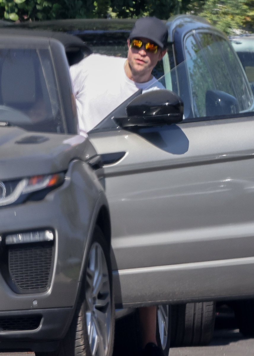 RobPattzFR's tweet photo. [Sortie] Rob a été aperçu quittant son cours de tennis à Los Angeles. [15.11.21]

Source : Thanks to @pattinsonphotos for the pictures ☺️ https://t.co/vx7mBu6r1g
