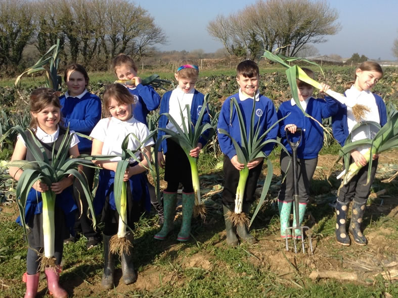 The Discover Farming Classroom at Washingpool Farm, set up by Melplash Agricultural Society, is now open again, helping children to learn about food, farming and the environment. #Farming #Environment #Food discoverfarming.co.uk/discover/