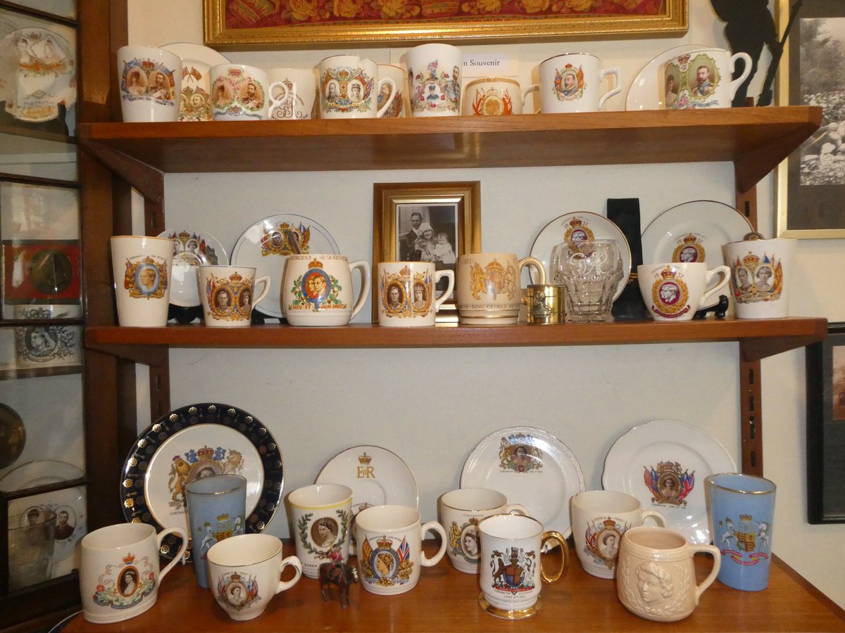 MMicromuseums's tweet photo. @BarnsleyMuseums Ashdon Village #Micromuseums has a wonderful array of teapots with individually knitted/crocheted cosies for its tea room! 🫖
And also some lovely coronation mugs! 👑 https://t.co/SqUkscCBUR