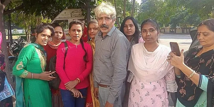RisingBharat_'s tweet photo. मनुष्य के अगर विचार बड़े हों तो काम भी बड़े होते हैं
एक समय में बुनियादी जरूरतों को पूरा करने के लिए संघर्ष कर रहा वह आदमी अब अपनी पेटेंट मशीनों को 15 देशों को बेच रहा है और सालाना 67 लाख रुपये का राजस्व कमा रहा है #inspirational #startups #Lifeforall @minmsme
@mlkhattar
1/3 https://t.co/w6Rvjqwfig