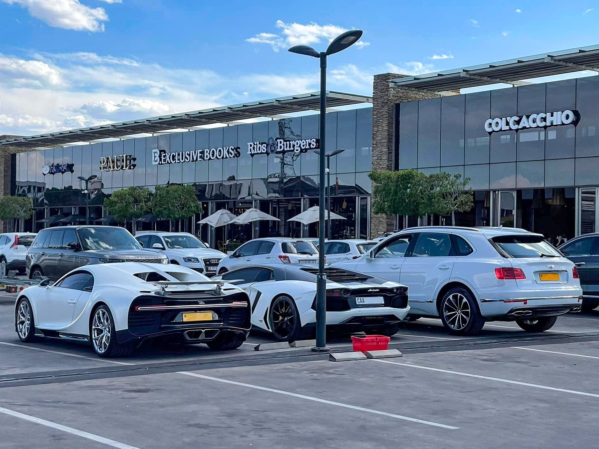 #TushyTuesday with this show-stopping trio in Bryanston spotted on the weekend by Dirk Hattingh 😎

#ExoticSpotSA #Zero2Turbo #SouthAfrica #BugattiChiron #BentleyBentayga #LamborghiniAventador