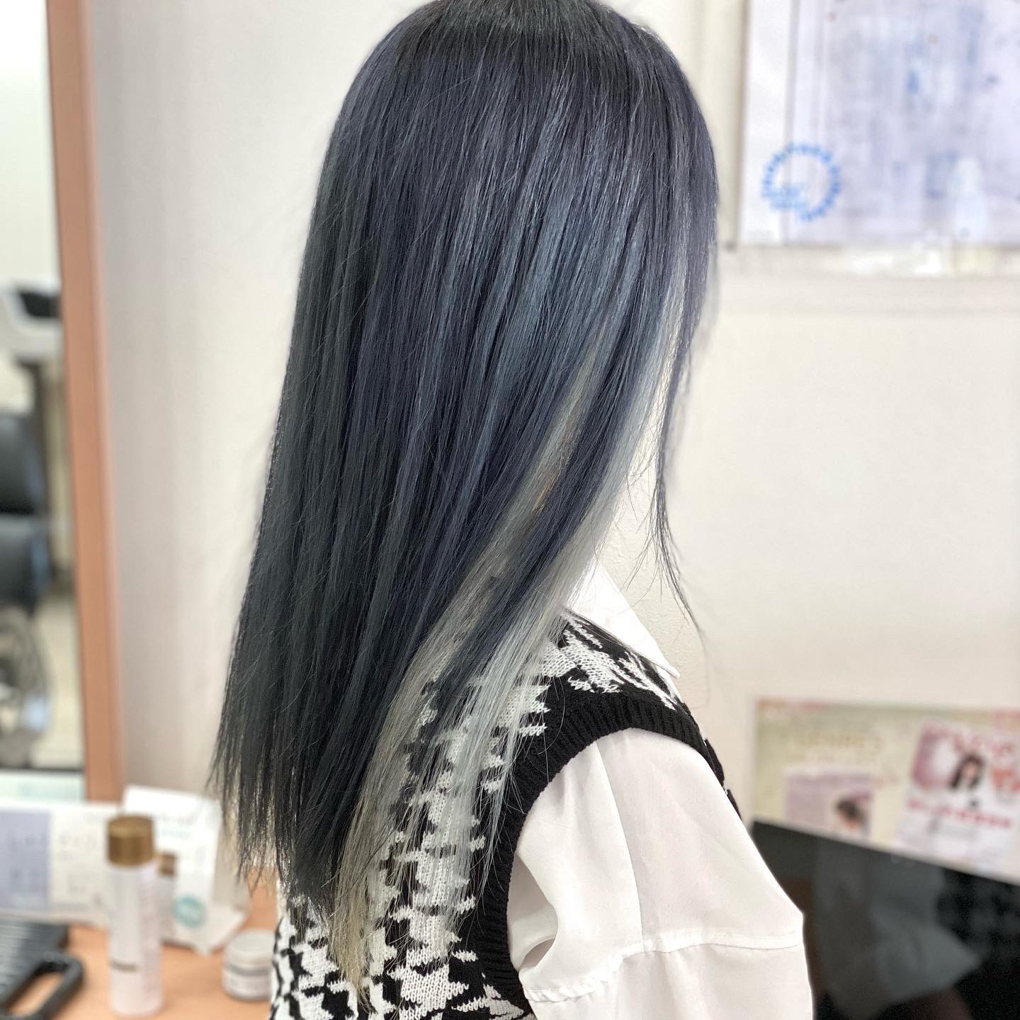Hair Make Viho インナーカラーホワイト ヘアカラーも白まで行き着く方は少ないんじゃないでしょうか 今しか出来ない髪色とかヘアスタイルチャレンジしてみてください 高知美容室 高知大学 インナーカラー ヘアカラーホワイト インナー