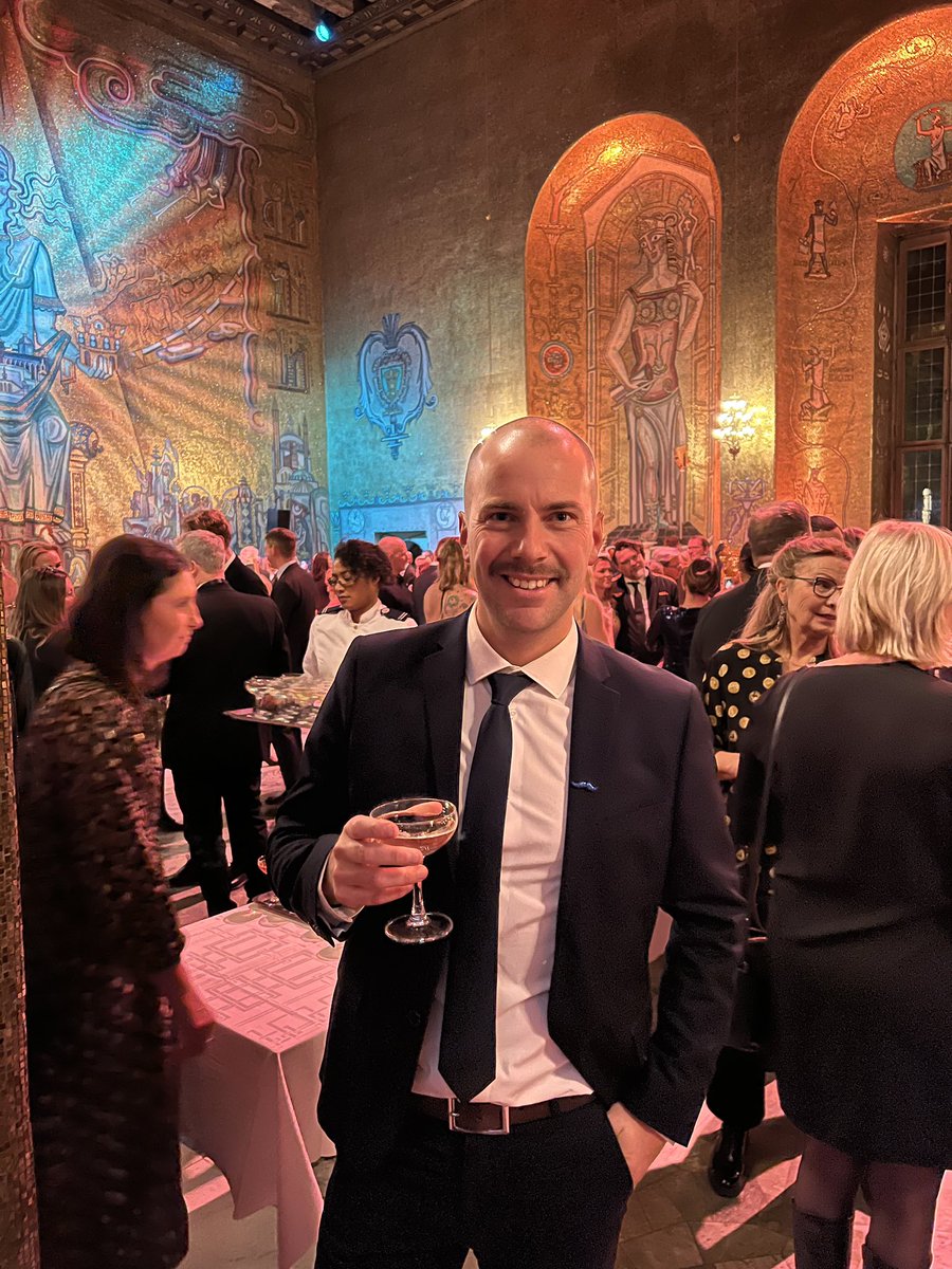 Bollbloggaren's tweet image. Inte varje måndag man får hålla tacktal i Blå Hallen. Men så blev också härliga Dafgårds ”Årets Leverantör” på Sveriges Dagligvarugala. Vilket gött företag och vilka fantastiska kollegor man jobbar tillsammans med! #köketikällby