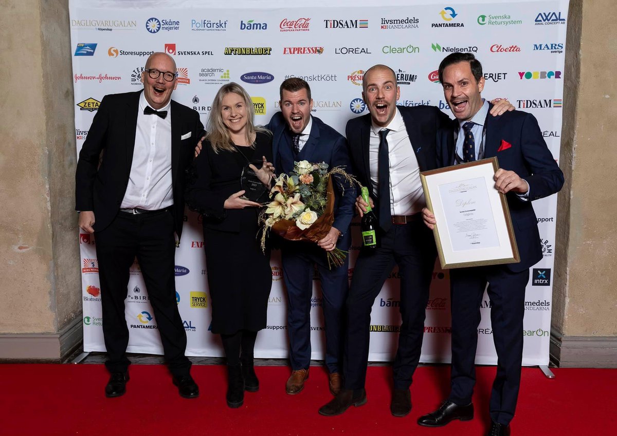 Bollbloggaren's tweet image. Inte varje måndag man får hålla tacktal i Blå Hallen. Men så blev också härliga Dafgårds ”Årets Leverantör” på Sveriges Dagligvarugala. Vilket gött företag och vilka fantastiska kollegor man jobbar tillsammans med! #köketikällby