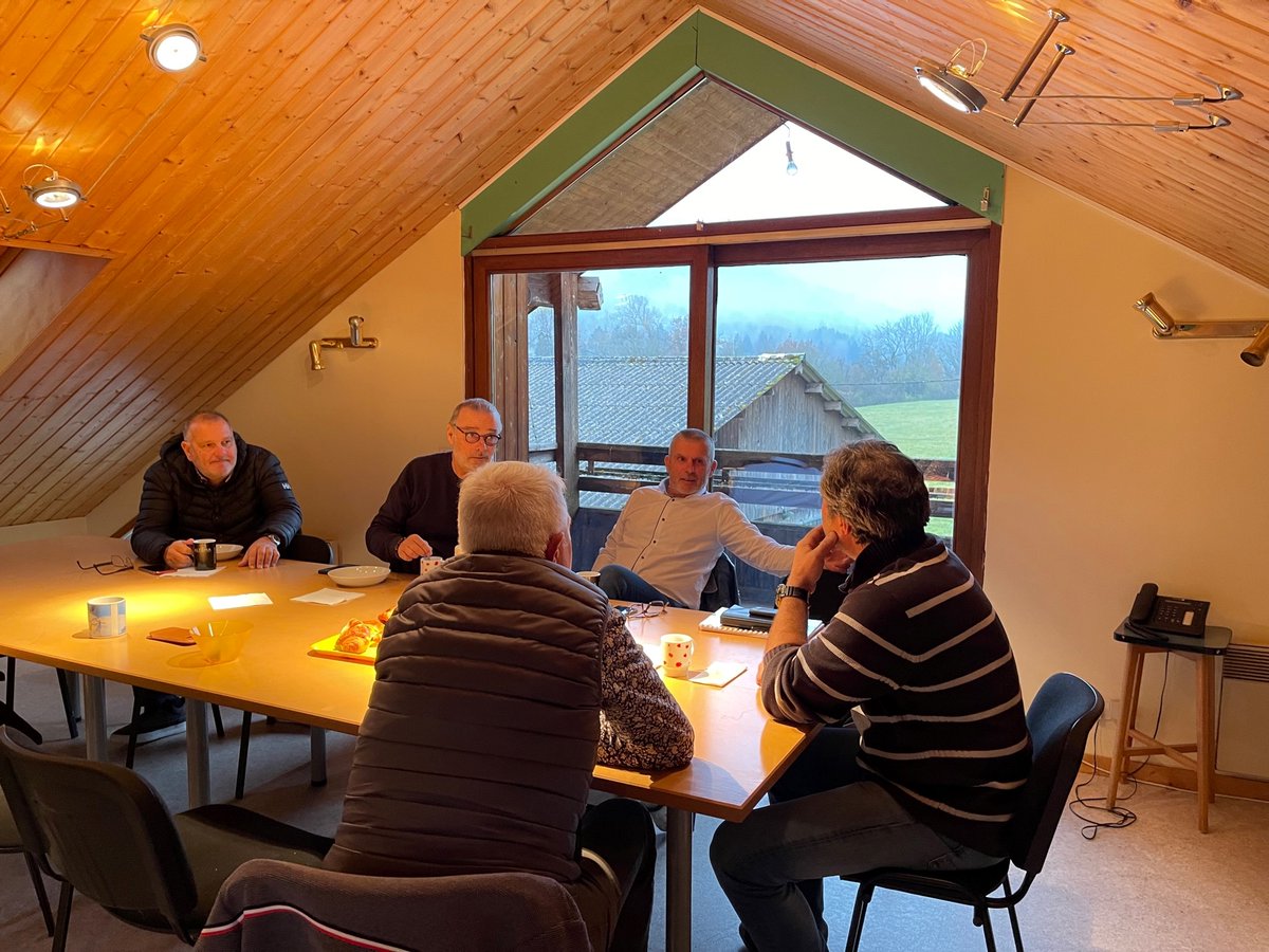 Ce matin chez notre adhérent entreprise ARMENJON (ossature bois, charpente, couverture et isolation)
Parenthèse conviviale autour d’un petit déjeuner, ces réunions territoriales sont propices à aborder tous les sujets sans langue de bois.
Merci à notre adhérent pour son accueil !