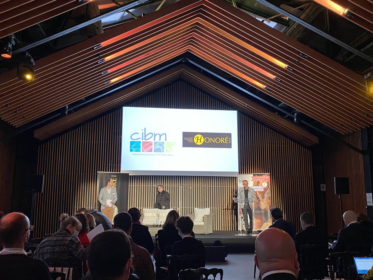 LecomteOanh's tweet photo. 🥖En direct du #CIBM21 avec un plateau d’intervenants prestigieux de la boulangerie-viennoiserie-pâtisserie internationale ! Poke @francesnacking @HonoreMag @FEDELEPaul https://t.co/C3uT3h29xL