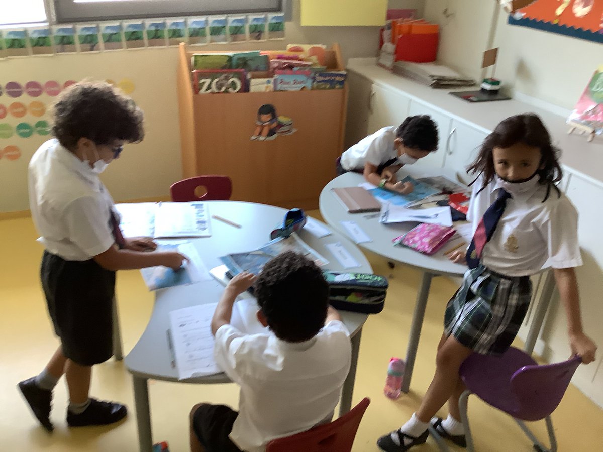 ReptonADYr2's tweet photo. In Eagles class today, we have been analyzing the differences between fiction and non fiction! To help us, we looked at different examples. We came up with lots of differences and even discussed the differences between fact and opinion! #facthunters #nofakefacts https://t.co/eYt2GIFqko