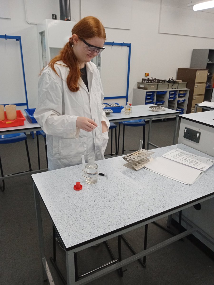 DeaneryScience's tweet image. Year 13 Chemistry students have been investigating carbonyl reactions 🧪 @deaneryhigh @Deanery6thForm