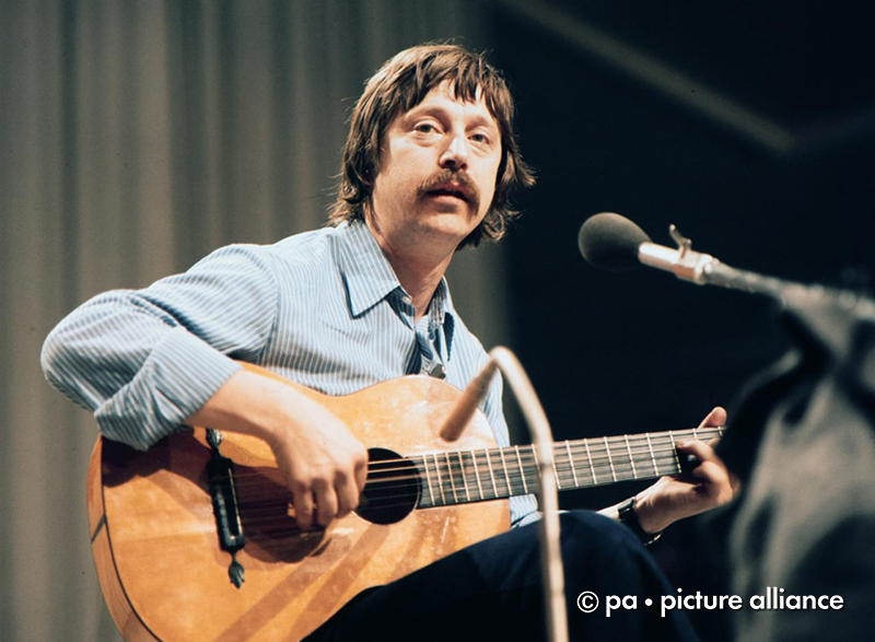 #OnThisDay 1976: Die DDR verweigert dem regimekritischen Liedermacher Wolf Biermann nach seiner Tournee durch die Bundesrepublik die Wiedereinreise und entzieht ihm die Staatsangehörigkeit. Die Ausbürgerung löst in Ost und West einen Sturm der Entrüstung aus.