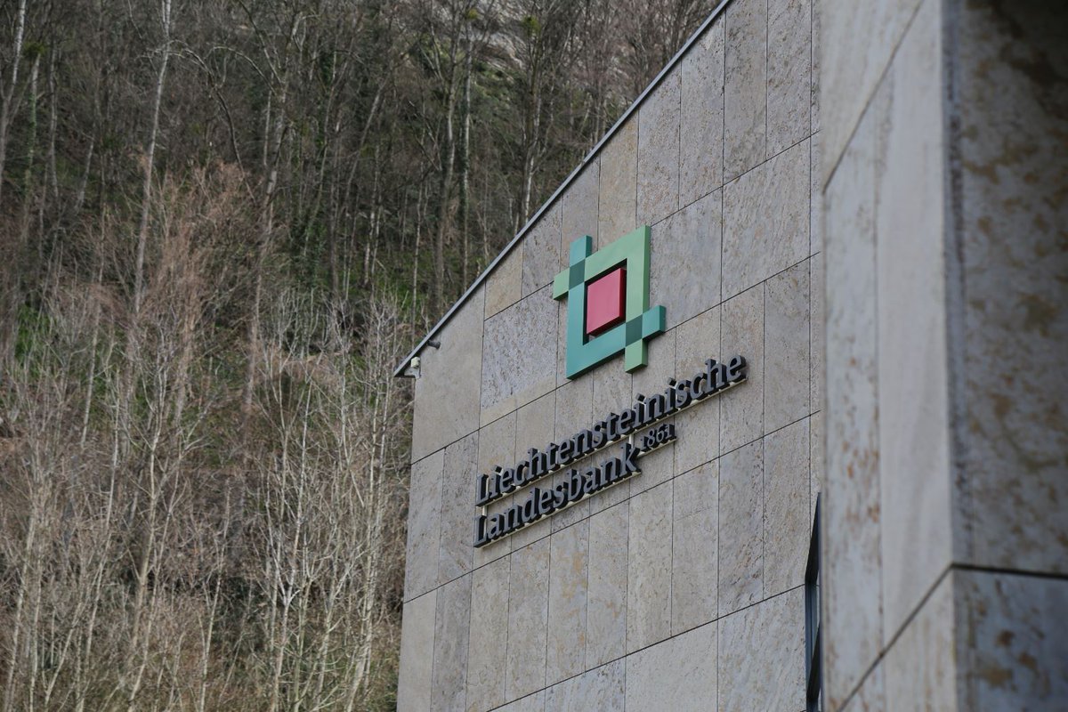 LLB_AG's tweet photo. Die #LLB wird erste klimaneutrale Bank Liechtensteins. Ab 2021 werden wir unseren CO₂-Ausstoss auf null reduzieren. Alle Infos zu unserer neuen Unternehmens- und #Nachhaltigkeitsstrategie: https://t.co/UjKNgWrSbF #myclimate #nachhaltigkeit #climatechange https://t.co/4khOC0esRK