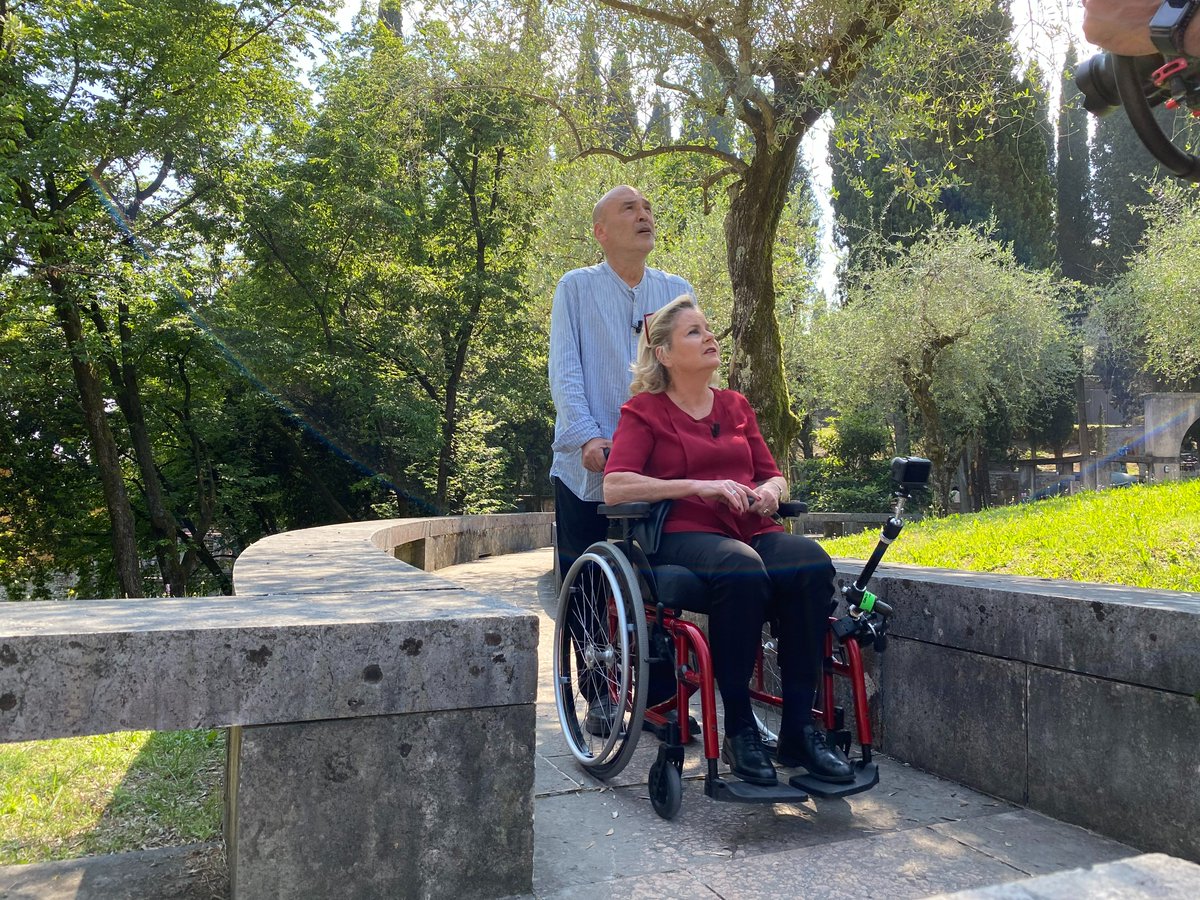 vittoriale's tweet photo. (2/2) @FiammaSATTA e il presidente @GBGuerri esplorano il Vittoriale per la trasmissione 'A spasso con te', che andrà in onda lunedì 29 novembre alle ore 16, su @RaiTre.
#AspassoconTe #AllascopertadelVittoriale #Vittoriale1921 #Lagodigarda #GabrieledAnnunzio https://t.co/STlTKDnAMf
